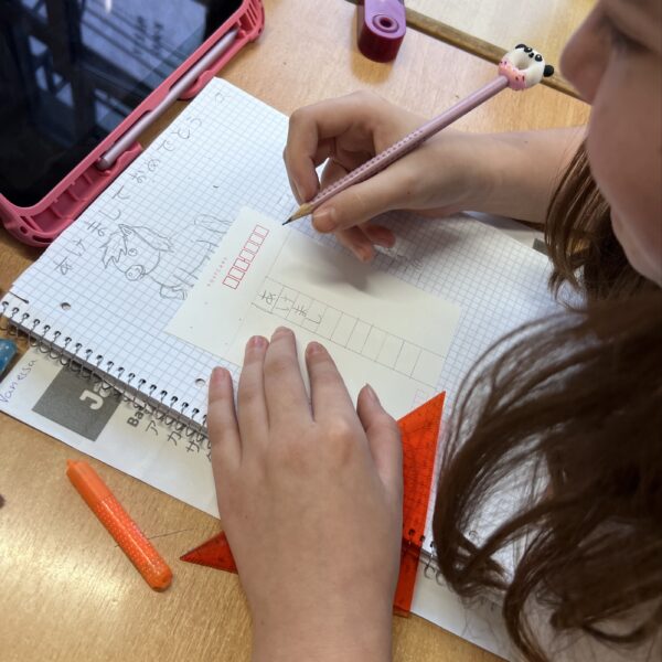 Unsere Schülerinnen gestalten ihre Neujahrskarten.