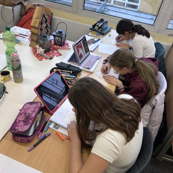 Unsere Schülerinnen gestalten ihre Neujahrskarten.